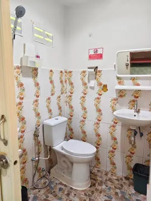 a bathroom with a toilet and a sink at TR Bungalow in Ban Tha Rua