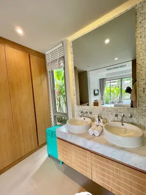 a bathroom with two sinks and a large mirror at Superbe villa tropicale avec piscine privée Phuket in Phuket Town