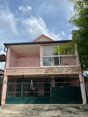 a pink house with a green gate at Cozy Home With Lake View at Kathu PHUKET 3 BR in Ban Huai Luk (1)