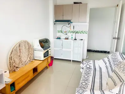 a living room with a microwave on a wooden bench at Phuket naka Condon-41\u65e0\u8fb9\u6cf3\u6c60\u514d\u8d39\u4e0a\u7f51\u514d\u8d39\u505c\u8f66\u4f4d in Phuket Town