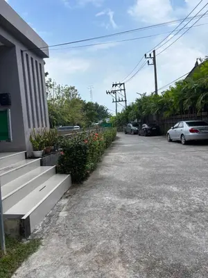 a building with a bench next to a parking lot at Phuket naka Condon-41\u65e0\u8fb9\u6cf3\u6c60\u514d\u8d39\u4e0a\u7f51\u514d\u8d39\u505c\u8f66\u4f4d in Phuket Town