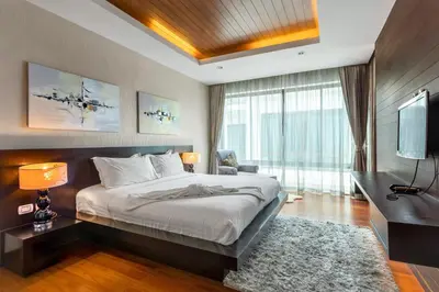 a bedroom with a large bed and a television at \u3010\u8d85\u503c\u30112\u5367\u5ba4\u522b\u5885\u3010\u5bbd\u655e\u8212\u9002\u301113\u7c73\u957f\u79c1\u5bb6\u6cf3\u6c60\uff0c\u914d\u5957\u9f50\u5168\u51fa\u884c\u65b9\u4fbf700\u7c73\u5230kamala\u6d77\u6ee9 in Phuket Town