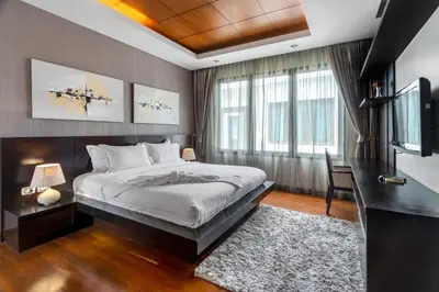 a bedroom with a large bed and a television at \u3010\u8d85\u503c\u30112\u5367\u5ba4\u522b\u5885\u3010\u5bbd\u655e\u8212\u9002\u301113\u7c73\u957f\u79c1\u5bb6\u6cf3\u6c60\uff0c\u914d\u5957\u9f50\u5168\u51fa\u884c\u65b9\u4fbf700\u7c73\u5230kamala\u6d77\u6ee9 in Phuket Town