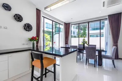 a dining room with a glass table and chairs at \u3010\u8d85\u503c\u30112\u5367\u5ba4\u522b\u5885\u3010\u5bbd\u655e\u8212\u9002\u301113\u7c73\u957f\u79c1\u5bb6\u6cf3\u6c60\uff0c\u914d\u5957\u9f50\u5168\u51fa\u884c\u65b9\u4fbf700\u7c73\u5230kamala\u6d77\u6ee9 in Phuket Town