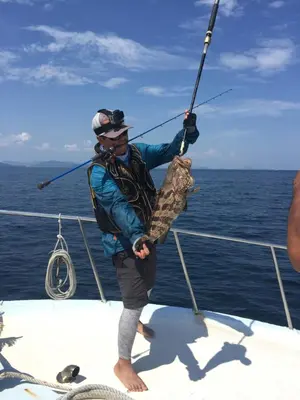 a man holding a fish while standing on a boat at \u3010\u8d85\u503c\u30112\u5367\u5ba4\u522b\u5885\u3010\u5bbd\u655e\u8212\u9002\u301113\u7c73\u957f\u79c1\u5bb6\u6cf3\u6c60\uff0c\u914d\u5957\u9f50\u5168\u51fa\u884c\u65b9\u4fbf700\u7c73\u5230kamala\u6d77\u6ee9 in Phuket Town