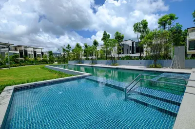 a large swimming pool with blue water in a yard at Нескучный таунхаус в Лагуне in Phuket Town